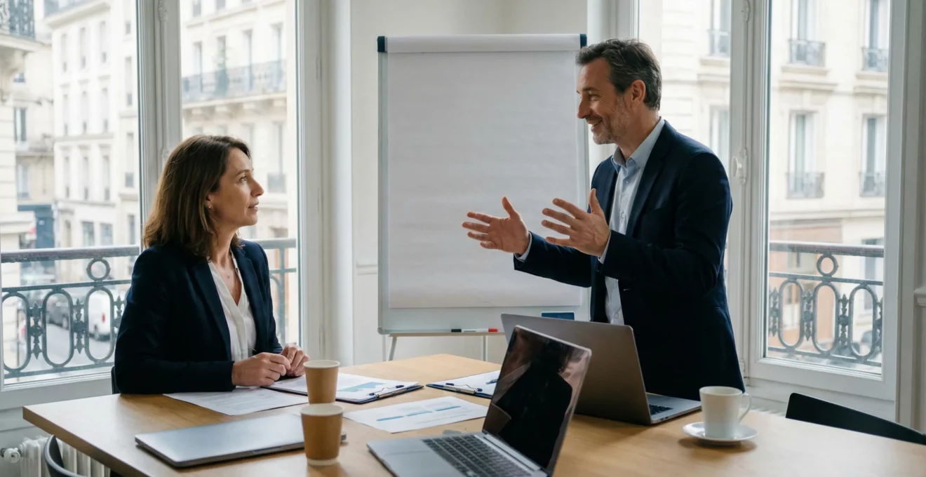 Élus CSE discutant d'un plan de sauvegarde de l'emploi en salle de réunion